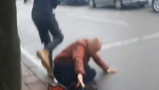 VIDEO/Tensione në Leposaviç, protestuesit serbë sulmojnë gazetarët me shashka