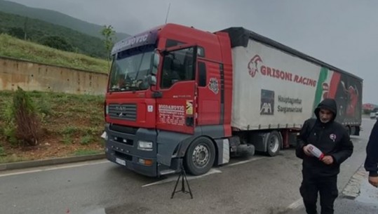 Kurti ndaloi hyrjen në Kosovë të makinave me targa serbe! Kaos në Morinë, kamionët me prodhime shqiptare dy ditë të bllokuara