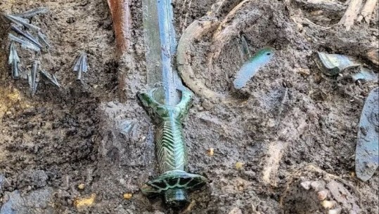 Zbulim i rrallë në Gjermani! Një shpatë 3 mijë vjeçare u gjet pranë eshtrave të tre personave në një varr