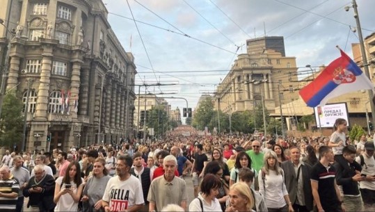 Bllokohet Beogradi, protesta 'Serbia kundër dhunës' ku kërkohet dorëheqja e Vuçiç përhapet edhe në qytete tjera