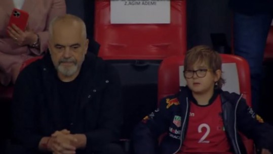 I shoqëruar nga Zaho dhe bashkëshortja, Edi Rama ndjek në stadium Kombëtaren (VIDEO)