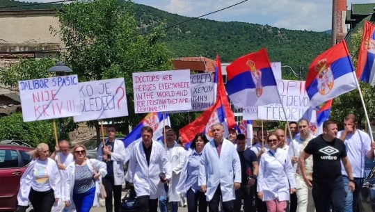 Vazhdojnë protestat në mbështetje të serbëve të arrestuar në veri të Kosovës