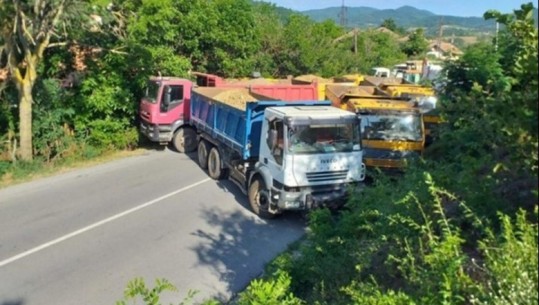 Kamionëve dhe autobusëve nga Kosova u ndalohet kalimi në Serbi! BE pret Kurtin dhe Vuçiçin të shkojnë në Bruksel pa kushte, ose pasoja