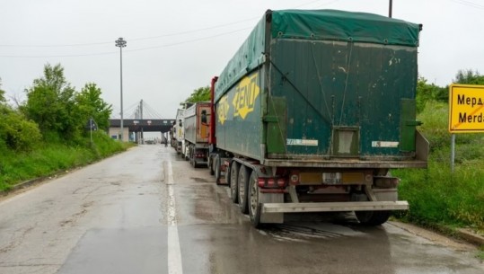 Tensionet në veri, kamionëve dhe autobusëve nga Kosova u ndalohet kalimi në Jarinje e Merdarë të Serbisë