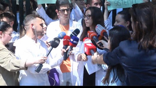 Studentët e mjekësisë në protestë: E padrejtë! Përmirësoni kushtet që të rrinë mjekët, s’na detyroni dot të punojmë këtu