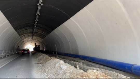 Punimet për ujësjellësin tek tuneli i ujit ë ftohtë në Vlorë shkaktojnë trafik! Kreu operatorëve turistikë: Pse bëhen punimet në mes të sezonit, po përzënë turistët