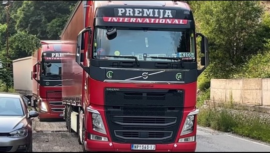 Kamionë me targa serbe hyjnë në Kosovë, ndalohen vetëm ata që transportojnë mallra serbe