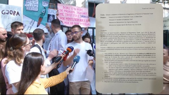 Studentët e Mjekësisë sërish në protestë, varin 'bluzat e bardha' te kangjellat e Ministrisë së Arsimit: Do vijojmë derisa të tërhiqen për punësimin me detyrim