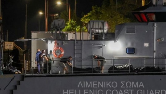 Familjarët e emigrantëve të anijes së përmbysur në Greqi, të dëshpëruar për informacione