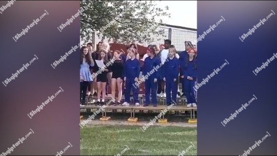 VIDEO/ 11-vjeçarja shqiptare këndon me shokët klasës në Angli këngën 'Xhamadani vija vija'