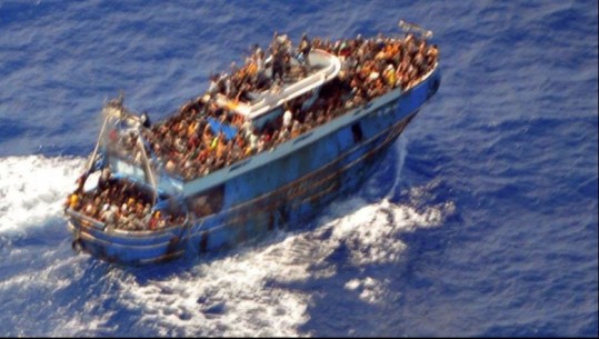 Fundosja e anijes me 750 emigrantë pranë brigjeve greke, të mbijetuarit fajësojnë rojën bregdetare: Na tërhoqi fort me litarë, njerëzit ranë në det