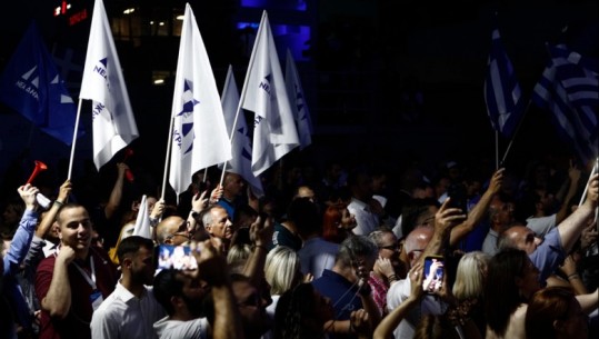 Mitsotakis thellë në zgjedhje, nis festa në Greqi