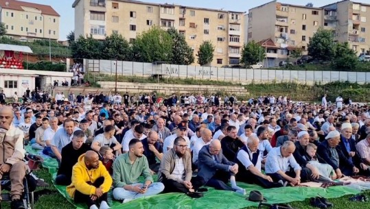 Kurban Bajrami në Peshkopi, myslimanët falin namazin në stadiumin 