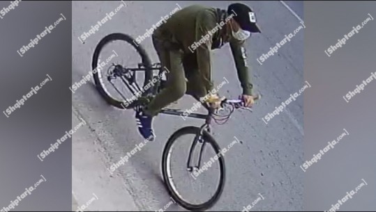 Grabiti 30 mijë euro në pikën e këmbimit valutor në Astir, ky është momenti kur 39 vjeçari largohet me biçikletë nga vendngjarja (FOTO)