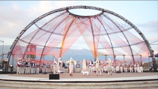 Durrësi e Korça ngjiten në skenën e Festivalit Folklorik! E gjithë vëmendja e publikut te kostumet shumëngjyrëshe te të rinjtë e grupit