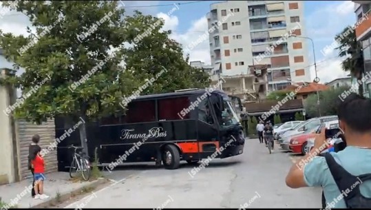 VIDEO/ Autobusi me 45 të ndaluarit nga policia e Elbasanit për trafik droge niset drejt Tiranës