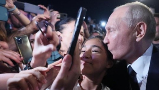 Pas revoltës, Putin rikthehet në mesin e turmës, puth një vajzë në publik! Frikë nga lëkundja e pushtetit apo strategji për tu afruar me rusët