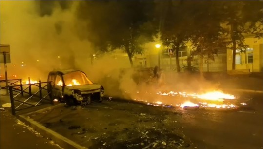 VIDEO/ Protestat në Francë, protestuesit djegin makina e autobusë në periferi të Parisit