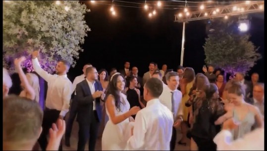VIDEO/ Duke vallëzuar së bashku me muzikë shkodrane, dalin pamjet emocionuese nga martesa e vajzës së Jozefina Topallit