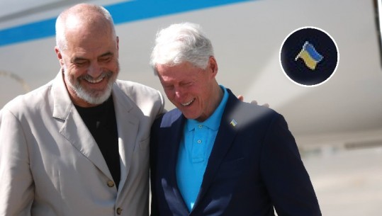 Detaji i veçantë në xhaketën e presidentit Bill Clinton për mbështetjen ndaj Ukrainës