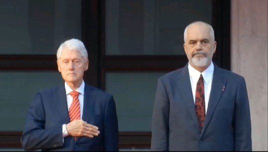 VIDEO/ Për herë të parë në Tiranë, Bill Clinton pritet me ceremoni zyrtare nga Rama
