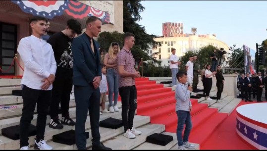 'Faleminderit!' Klintonët junior dhe vajzat Hillari nga Kosova në Tiranë për të surprizuar Presidentin amerikan