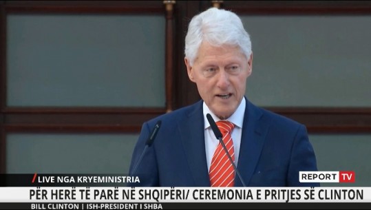 Clinton tregon momentin emocionues me kamerierin shqiptar në SHBA: M'u ul në gjunjë e më tha 'falë teje familja ime është gjallë'