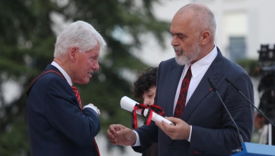 Bill Clinton në Tiranë: Po shoh të ardhmen në një vend ku e shkuara mund ta kishte vrarë! Rama: Presidenti më shqiptar që gjetëm në SHBA