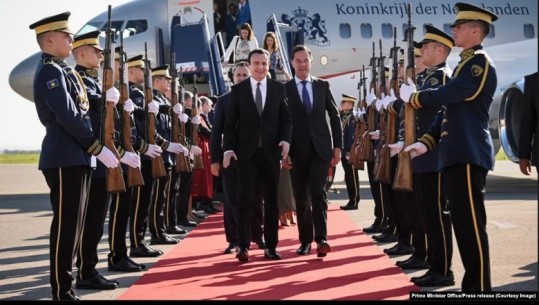 Kryeministri i Holandës dhe i Luksemburgut nisin takimet në Kosovë, në aeroport i priti Kurti 