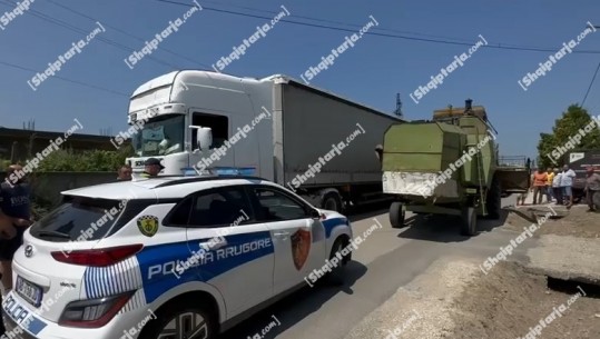 Aksident në Fier-Seman, autokombajna përplaset me një kamion! Bllokohet qarkullimi