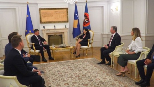 Lajçak në Kosovë, takon Osmanin dhe Kurtin: Po përpiqemi të heqim masat! BE ka gati sanksionet edhe për Serbinë, vendimin e marrin vendet anëtare
