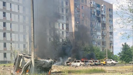 Rusia sulmon një qytet në Harkiv të Ukrainës, plagosen 31 persona