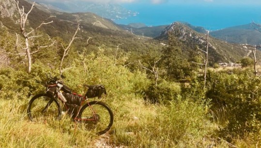 24 vite pas dokumentimit të krizës së refugjatëve kosovarë, danezi pedalon drejt Shqipërisë për Travel Fest Albania