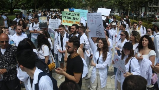 'JO pengmarrjes së diplomës!' Studentët e Mjekësisë protestë para Kuvendit: Anuloni vendimin! Paralajmërojnë bojkot të vitit akademik