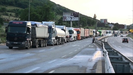 Radhë kilometrike në kufirin Shqipëri-Kosovë, shkak u bë mbarimi i afatit të kontratës në terminal