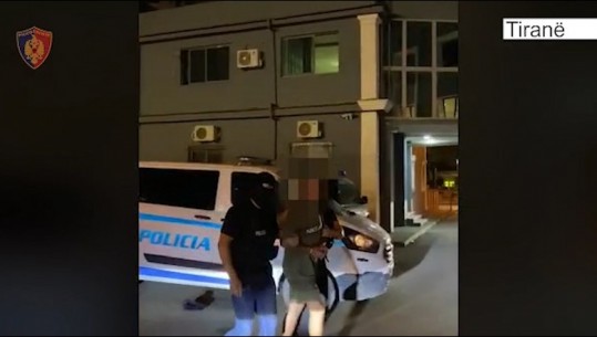 VIDEOLAJM/ U arrestua sot për armëmbajtje pa leje për atentatin ndaj Gentjan Bejtjas, momenti kur 'i forti i Niklës’ shoqërohet nga policia në komisariat