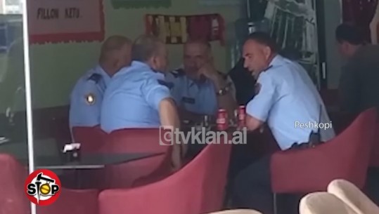 U fotografuan duke konsumuar birra në lokal, pezullohen nga detyra 4 policë në Dibër