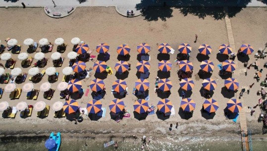 FOTO/ Më shumë hapësira publike për pushuesit në Pogradec, qytetarëve u shtohen 7 plazhe me çadra falas