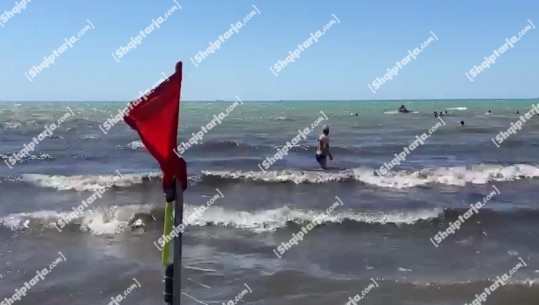 Babai dhe dy djemtë u mbytën në plazhin e Vilë-Bashtovë, në zonën bregdetare të Durrësit janë ngritur flamujt e kuq! E rrezikshme për not