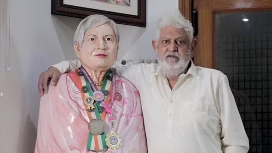  ‘Mbajti në jetë’ gruan e tij që vdiq katër vite më parë, 70-vjeçari krijon statujën e saj për të lehtësuar dhimbjen