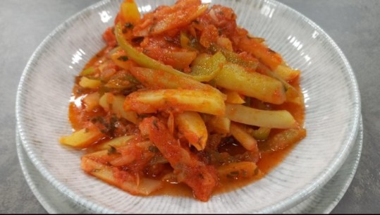 Gjellë me patate dhe speca të skuqur në salcë domate nga zonja Albana