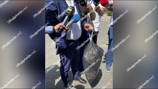 Banorët e Divjakës protestuan dje për plehrat, Korreshi shkon me qese në Kuvend: Ore pastrojini koret e shalqirit se na mbytët