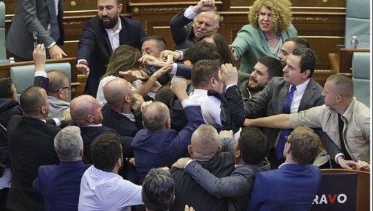 “The Guardian” e “Associated Press” raportojnë për përleshjen në Kuvendin e Kosovës