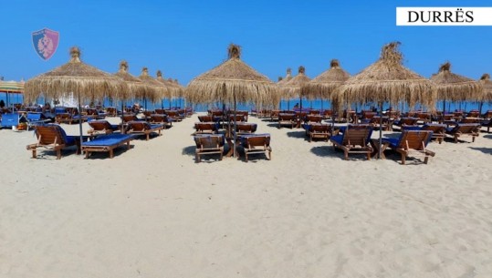Durrës/ Vendosën 183 shezlongë dhe çadra pa leje në plazhin Rinia, nën hetim dy administratorë