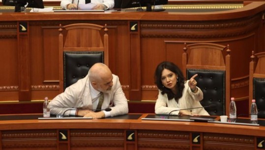 FOTOT/ Spiropali ‘leksion’ Ramës se parlament, ja çfarë mund t’iu ketë shpëtuar nga seanca e posaçme në Kuvend