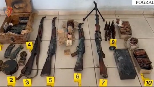 VIDEO/ I gjendet arsenal armësh dhe municioni luftarak në banesë, arrestohet 40-vjeçari në Pogradec! Do t'i trafikonte në Maqedoninë e Veriut
