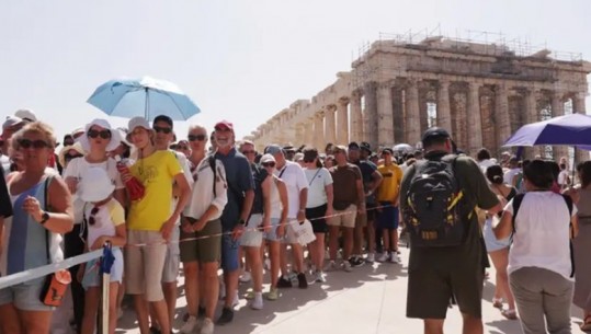 'Kyçet' Akropoli, shkak temperaturat e larta! Turistët të revoltuar: Paguam 50 euro biletë dhe nuk pamë asgjë