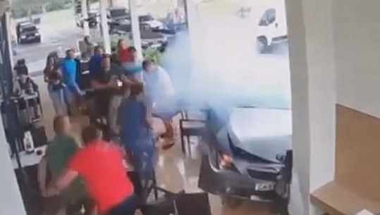 VIDEO – E frikshme/ Shoferi humb kontrollin hyn me veturë në kafene dhe përplas klientët e ulur në tavolina