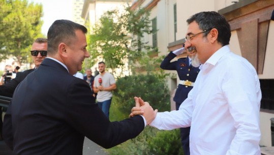 Ceremonia në Ministrinë e Brendshme, Bledi Çuçi i kalon stafetën Taulant Ballës 