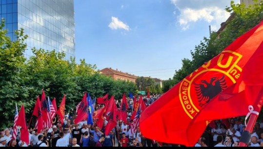 Kërkohet largimi i Kurtit, nis protesta në Prishtinë kundër qeverisë dhe ligjit për pagën minimale në Kosovë